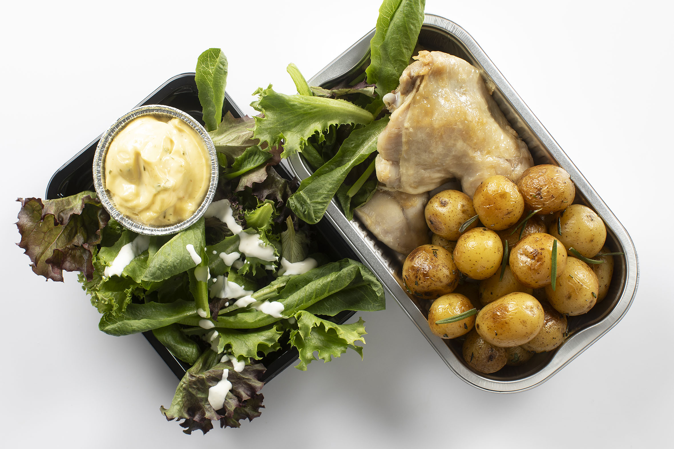 Konfiterede kyllingelår med bearnaise og grøn salat